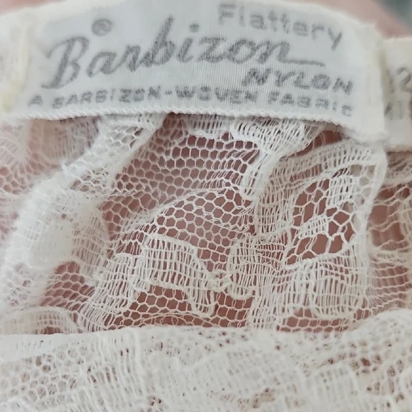 Elegant White Lace Night Gown - Picture 12 of 13